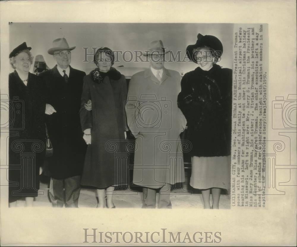 1950 Press Photo President Truman poses with members of his family in Missouri.