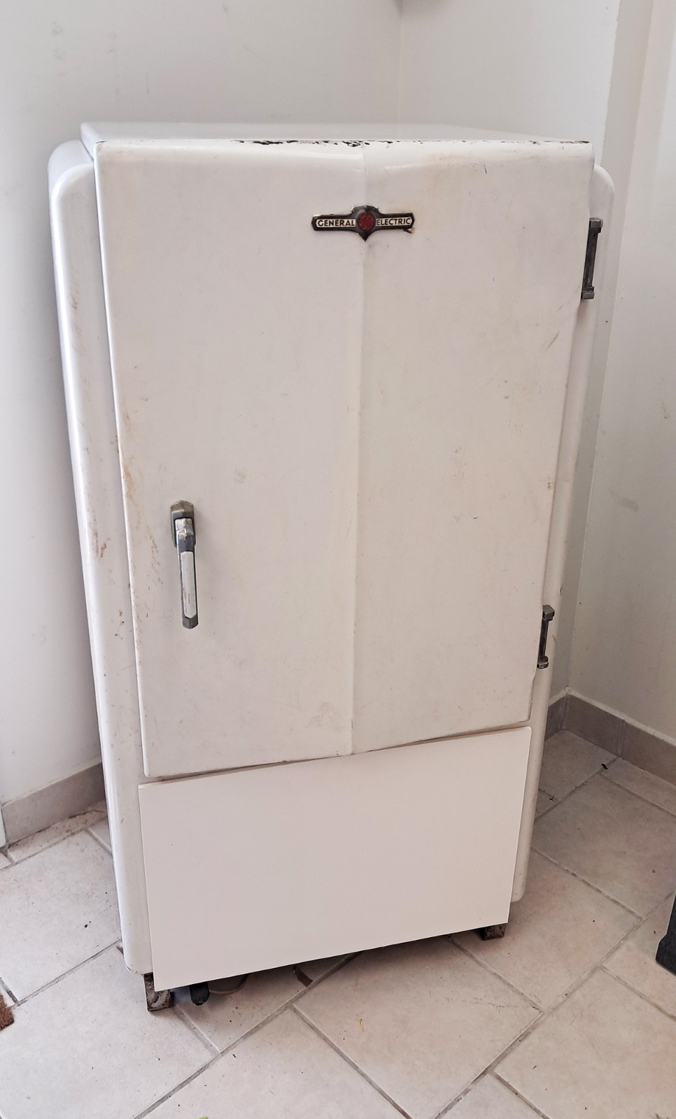 Antique General Electric refrigerator - circa 1940\'s Antique General Electric refrigerator - circa 1940\'s