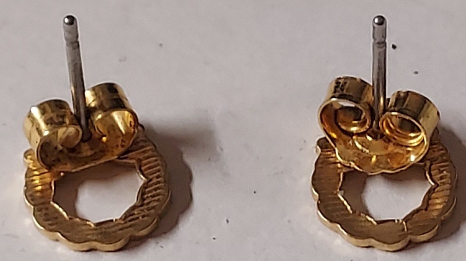 Vtg Christmas Wreath Pierced Earrings - Goldtone Metal - apprx 0.25