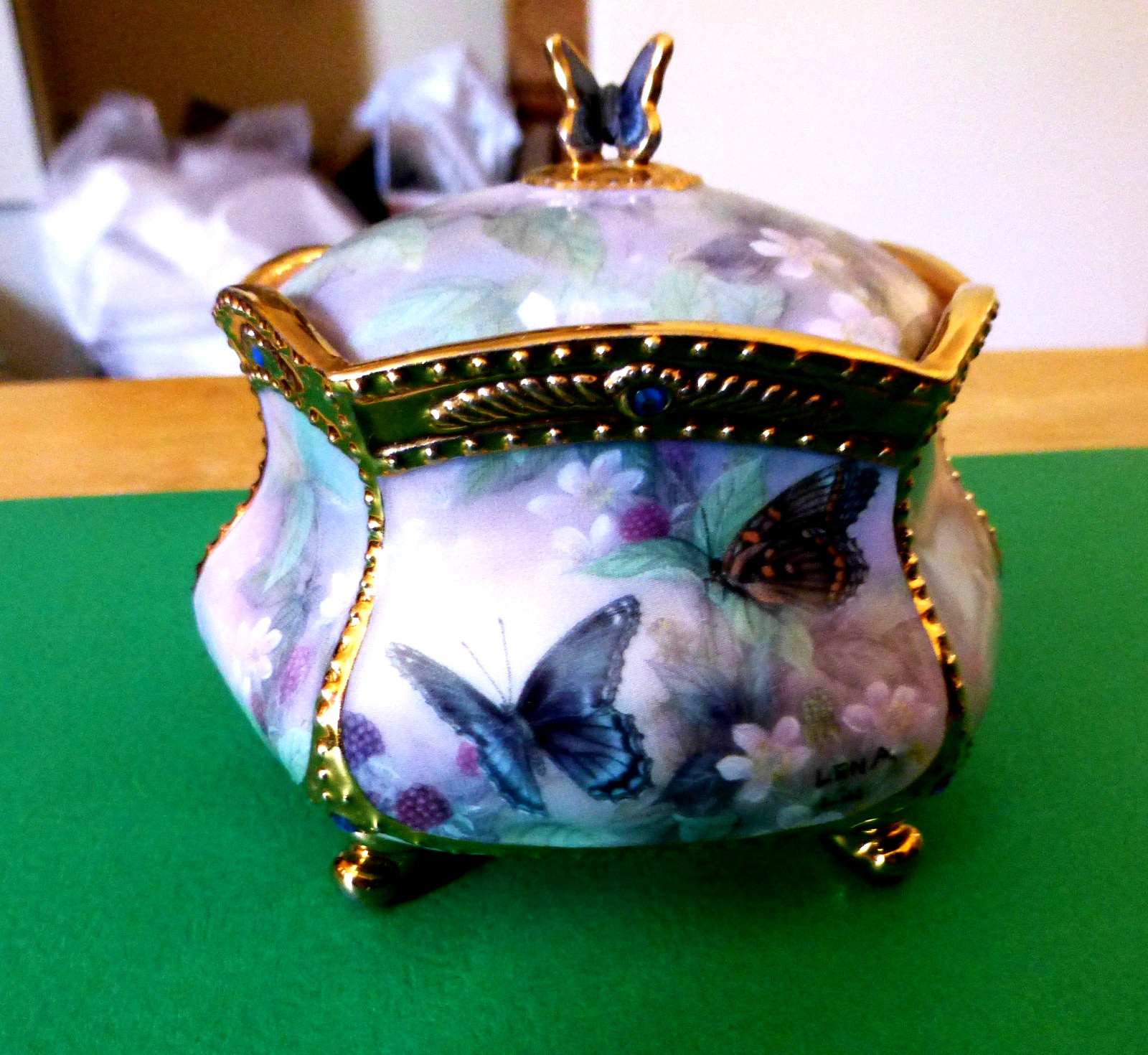 VTG Lena Lui’s 2001 Hights Of Fancy “wind Beneath My Wings“  Musical Trinket Box