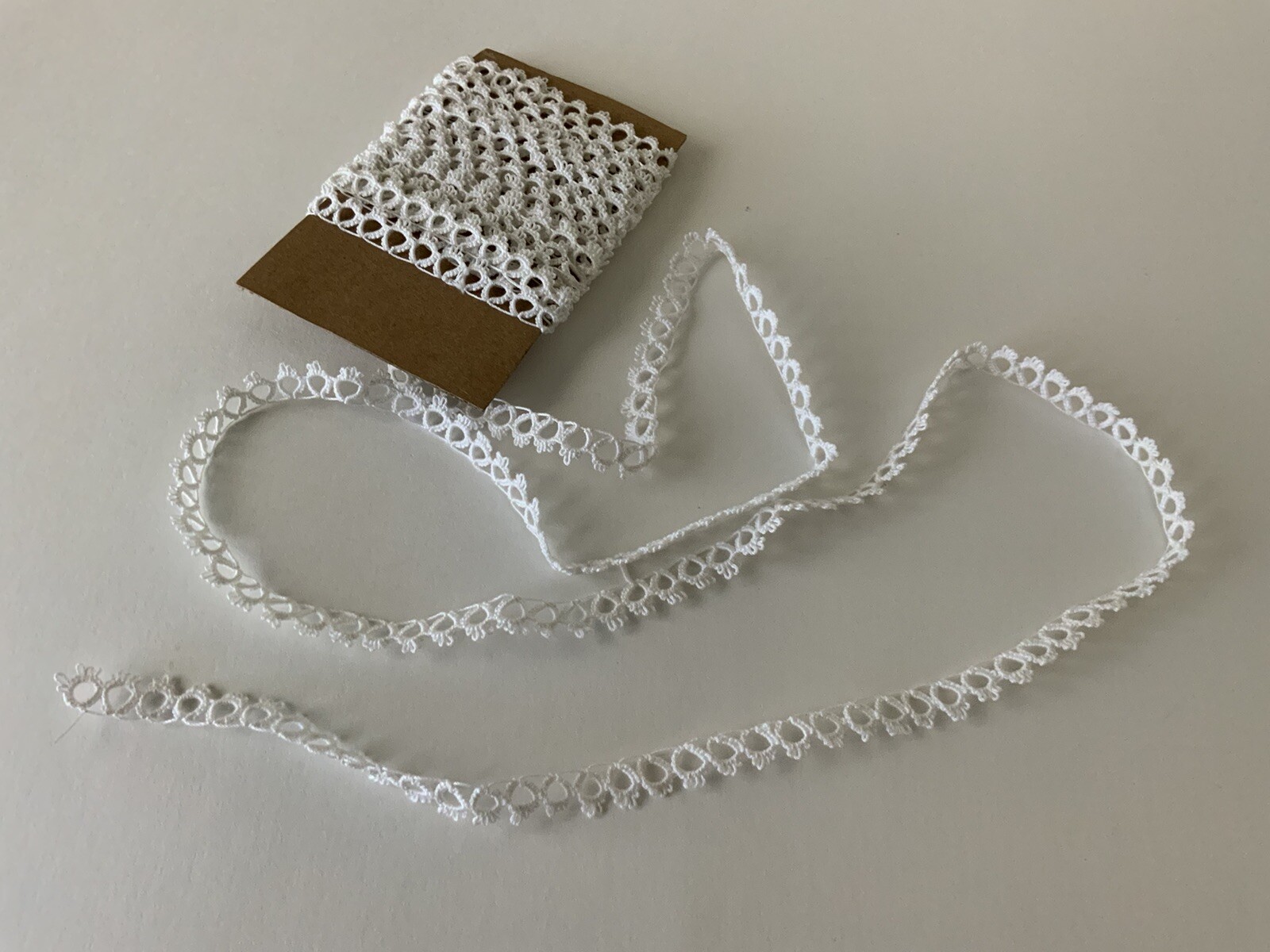 4 yards White handmade tatted cotton lace trim, edging. Co. No. 601