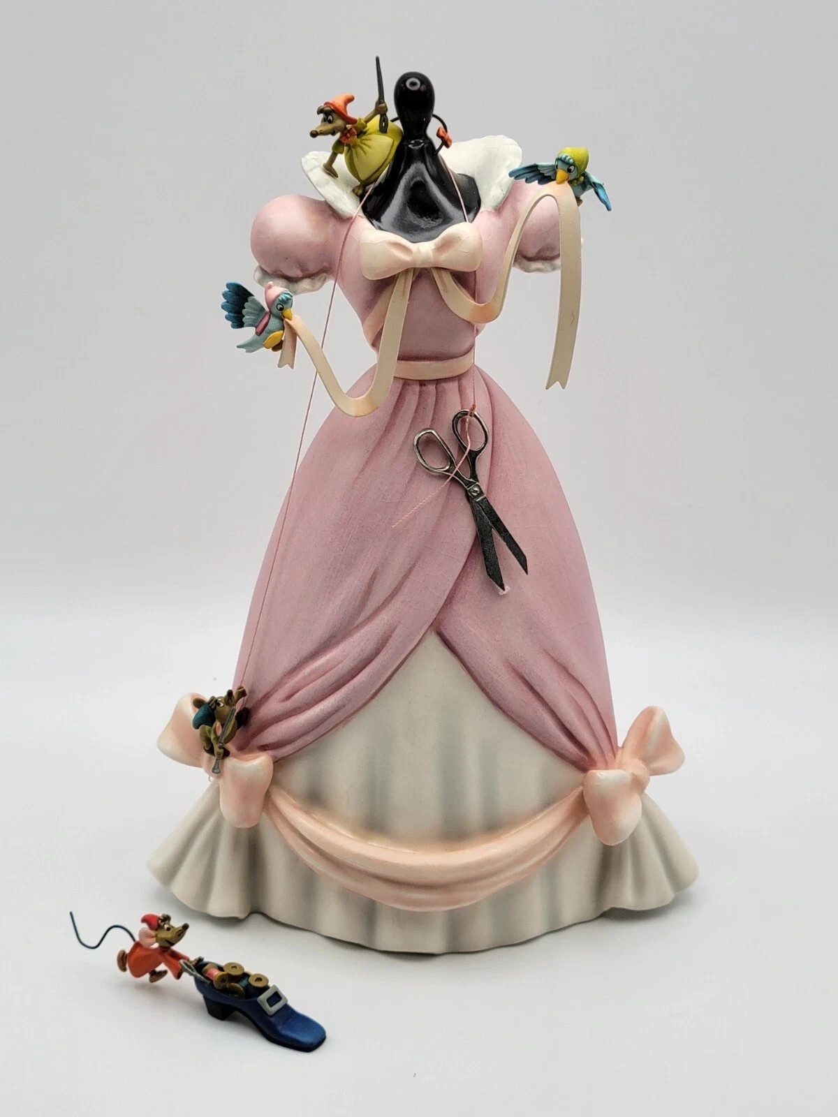 WDCC Cinderella A Lovely Dress for Cinderelly Limited Edition Figurine COA 3017 WDCC Cinderella A Lovely Dress for Cinderelly Limited Edition Figurine COA 3017