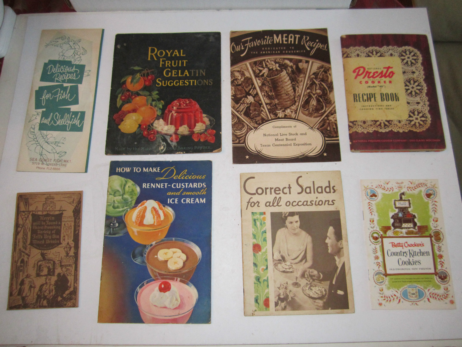 14 VINTAGE COOKBOOKS BOOKLETS - SEE PICS -  -TUB MM
