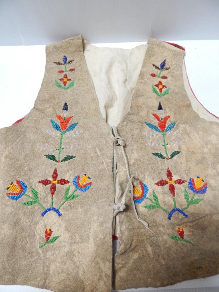 ANTIQUE / VINTAGE SANTEE SIOUX BEADED ON HIDE CHILD'S VEST - XLNT 1920-30s XMPL