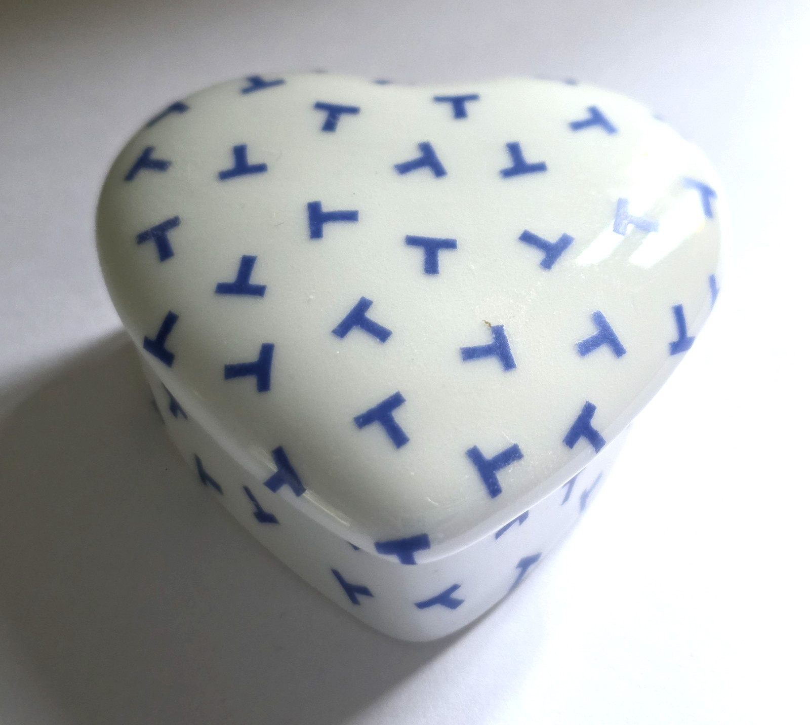 RARE Tiffany & Co Porcelain Heart Trinket Box Ring Dish w Lid, iconic T pattern