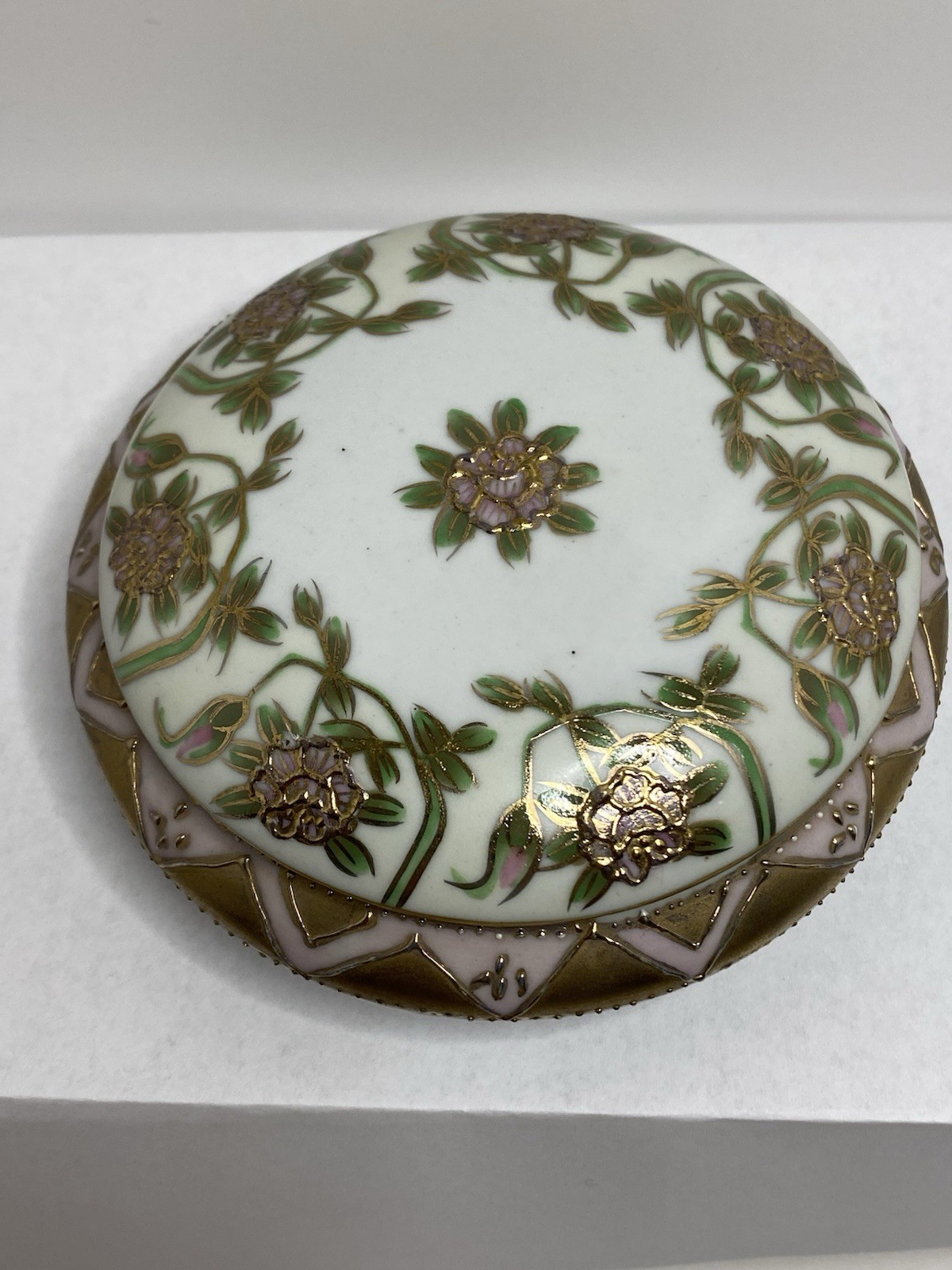Vintage Made In Italy Porcelain Trinket Dish W/Lid Round Hand Painted Gold Gilt Vintage Made In Italy Porcelain Trinket Dish W/Lid Round Hand Painted Gold Gilt