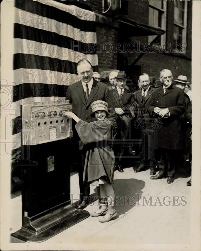1923 Press Photo Mayor Hylan & Betty Gulick Open School Kids\' Automatic Bank