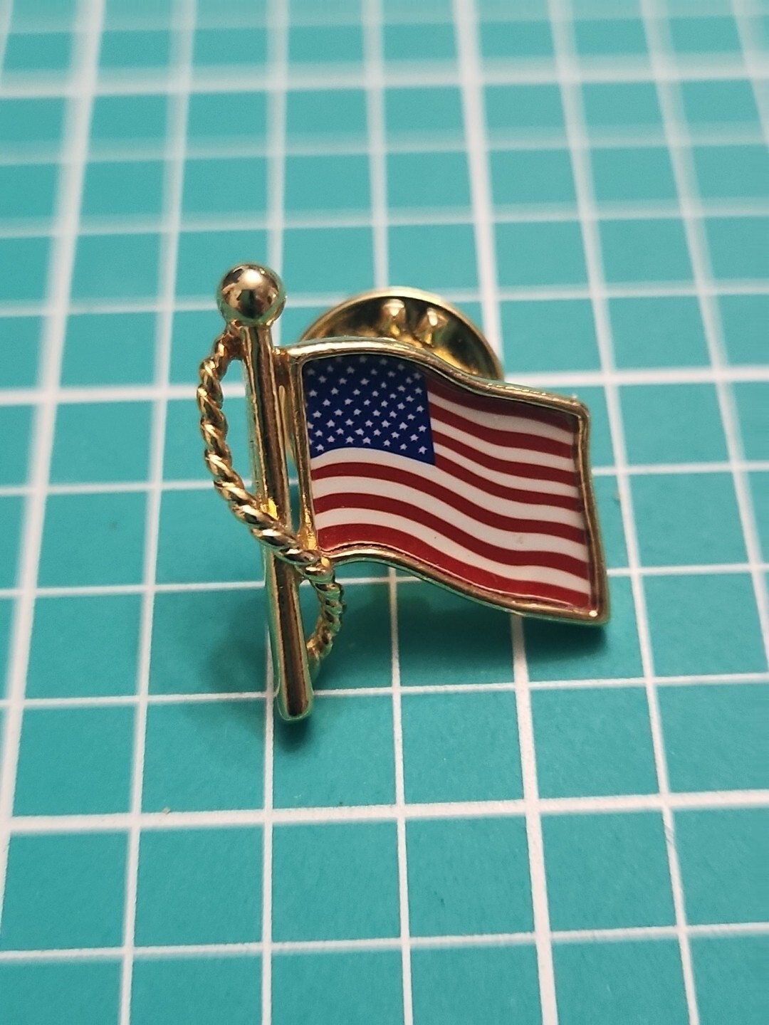 Vtg 🇺🇸 Usa Flag 🇺🇸  Gold Tone Lapel Pin 