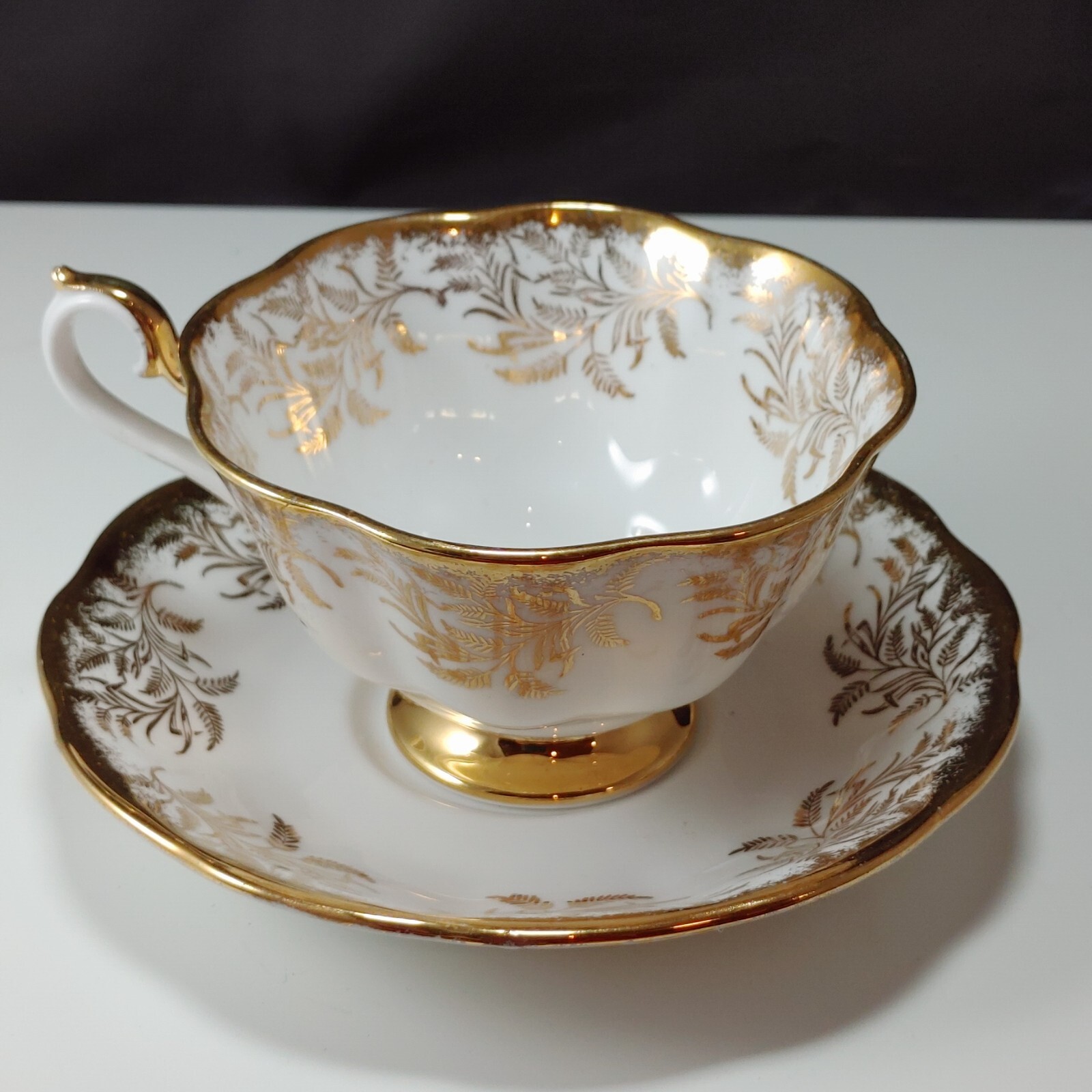 Vtg Royal Albert Golden Glory 4040 Tea Cup & Saucer Set Scallop Edge Gold Rim