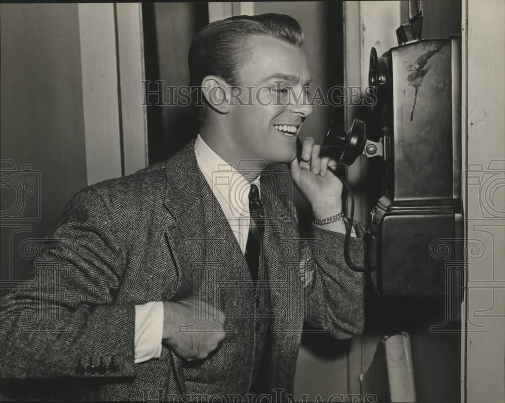 1940 Press Photo Actor Dennis O\'Keefe on the phone - nox41308