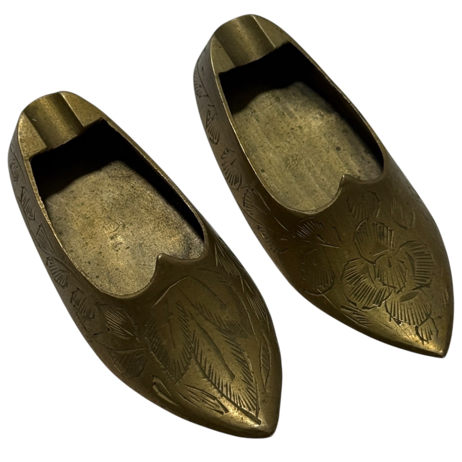 Vintage Pair of 2 Shoe-Shaped Ashtrays Solid Brass Hand-Etched Floral 3.5-Inch Vintage Pair of 2 Shoe-Shaped Ashtrays Solid Brass Hand-Etched Floral 3.5-Inch