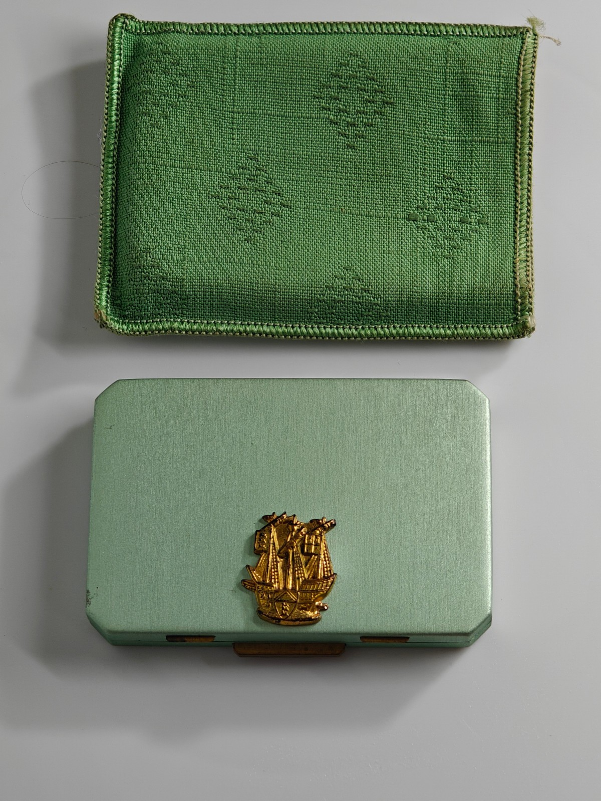 Vintage Stratton Oblong Powder Compact Green Satin Golden Galleon Ship 1940s UK Vintage Stratton Oblong Powder Compact Green Satin Golden Galleon Ship 1940s UK