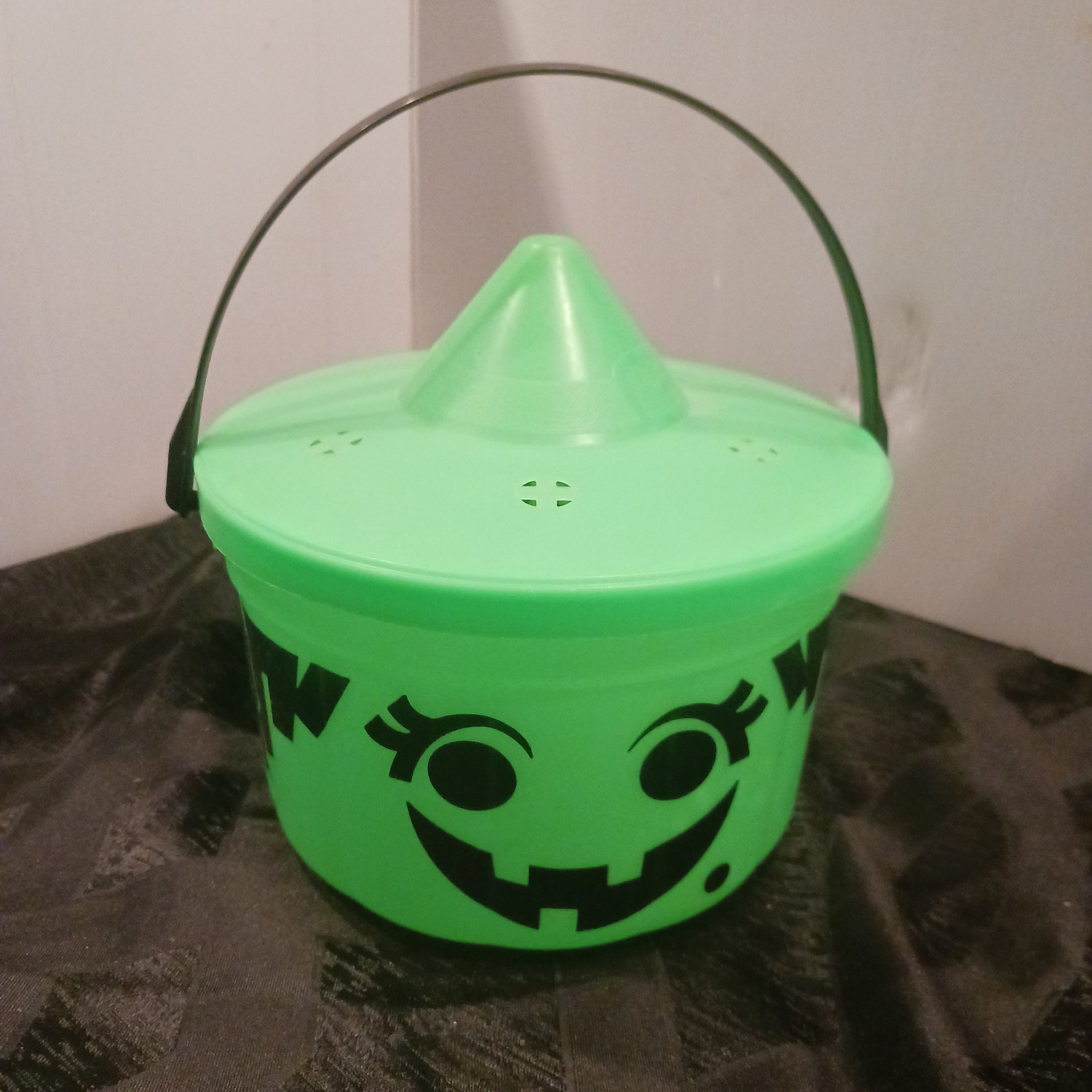 VINTAGE 1986 MCDONALDS GREEN HALLOWEEN CANDY BUCKET WITH LID