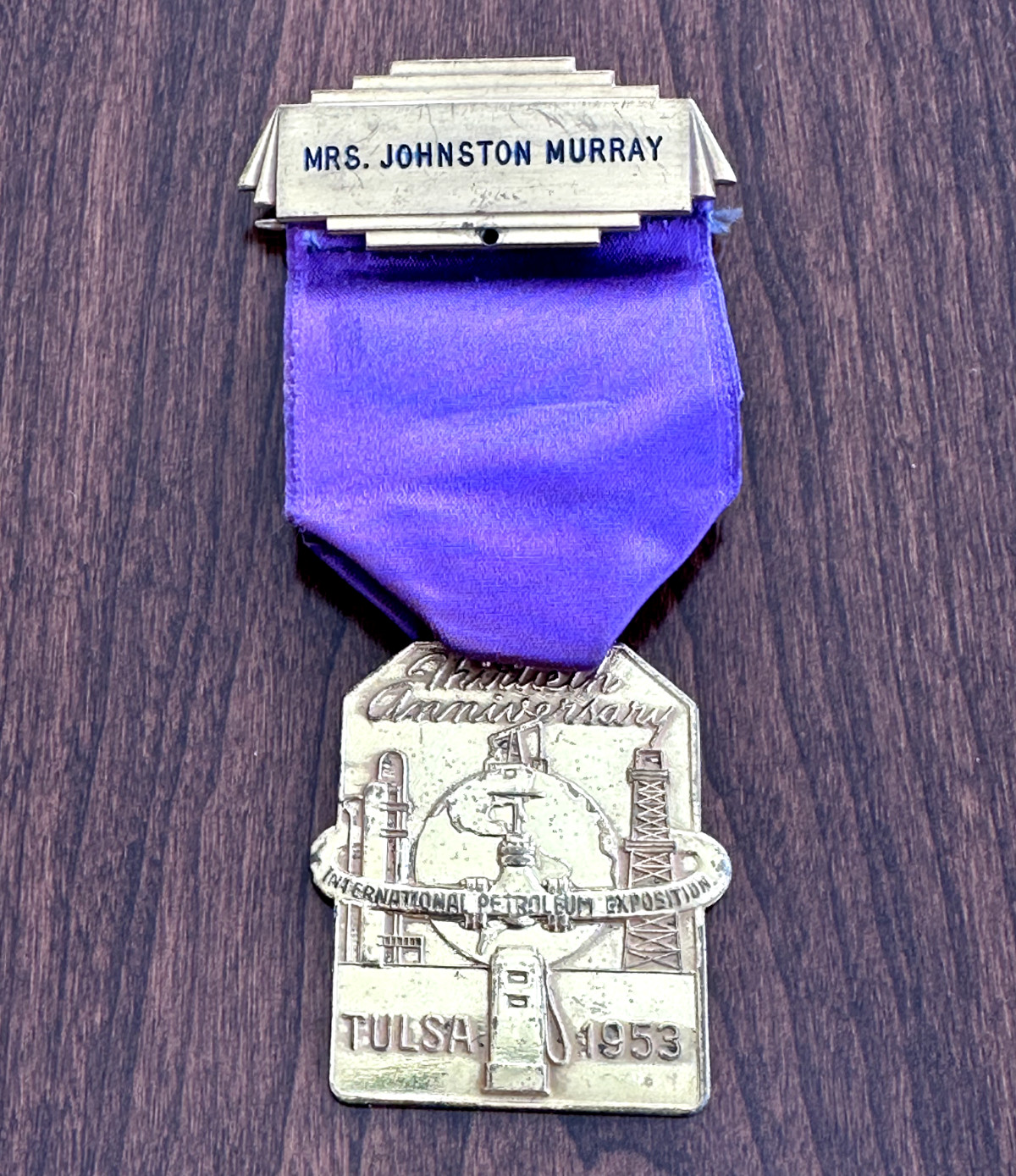 1953 TULSA OK INTERNATIONAL PETROLEUM EXPOSITION NAME BADGE MRS JOHNSTON MURRAY