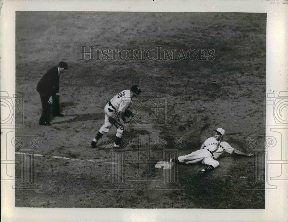 1942 Press Photo NY Giants George McQuinn in action vs Browns - nea06013 1942 Press Photo NY Giants George McQuinn in action vs Browns - nea06013
