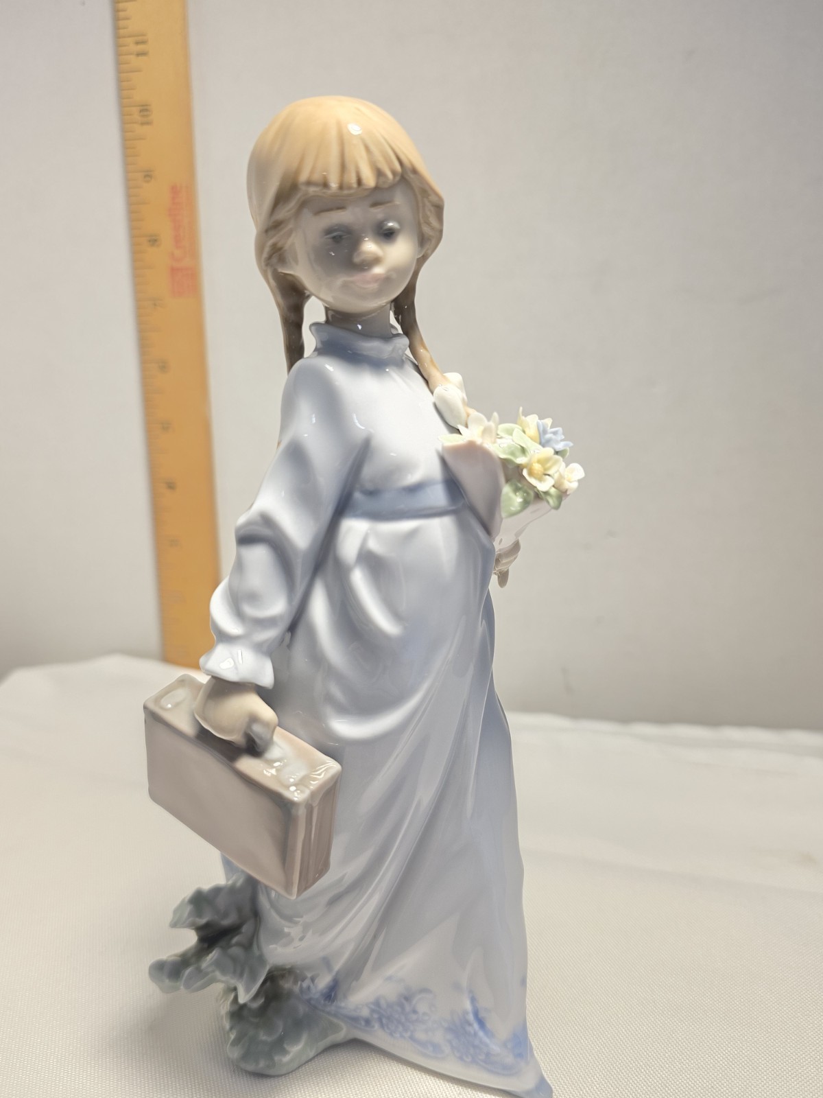 Lladro # 7604 School Days 1988 Flores a La Maestra NO BOX