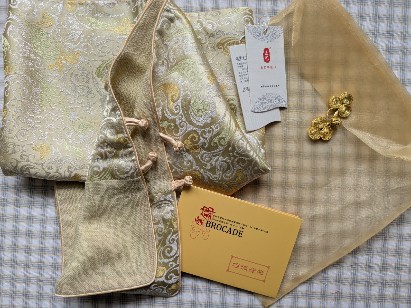 NEW in Mesh Bag Nanjing Yunjin Research Inst. Silk Brocade Scarf/Shawl w/Frog NEW in Mesh Bag Nanjing Yunjin Research Inst. Silk Brocade Scarf/Shawl w/Frog