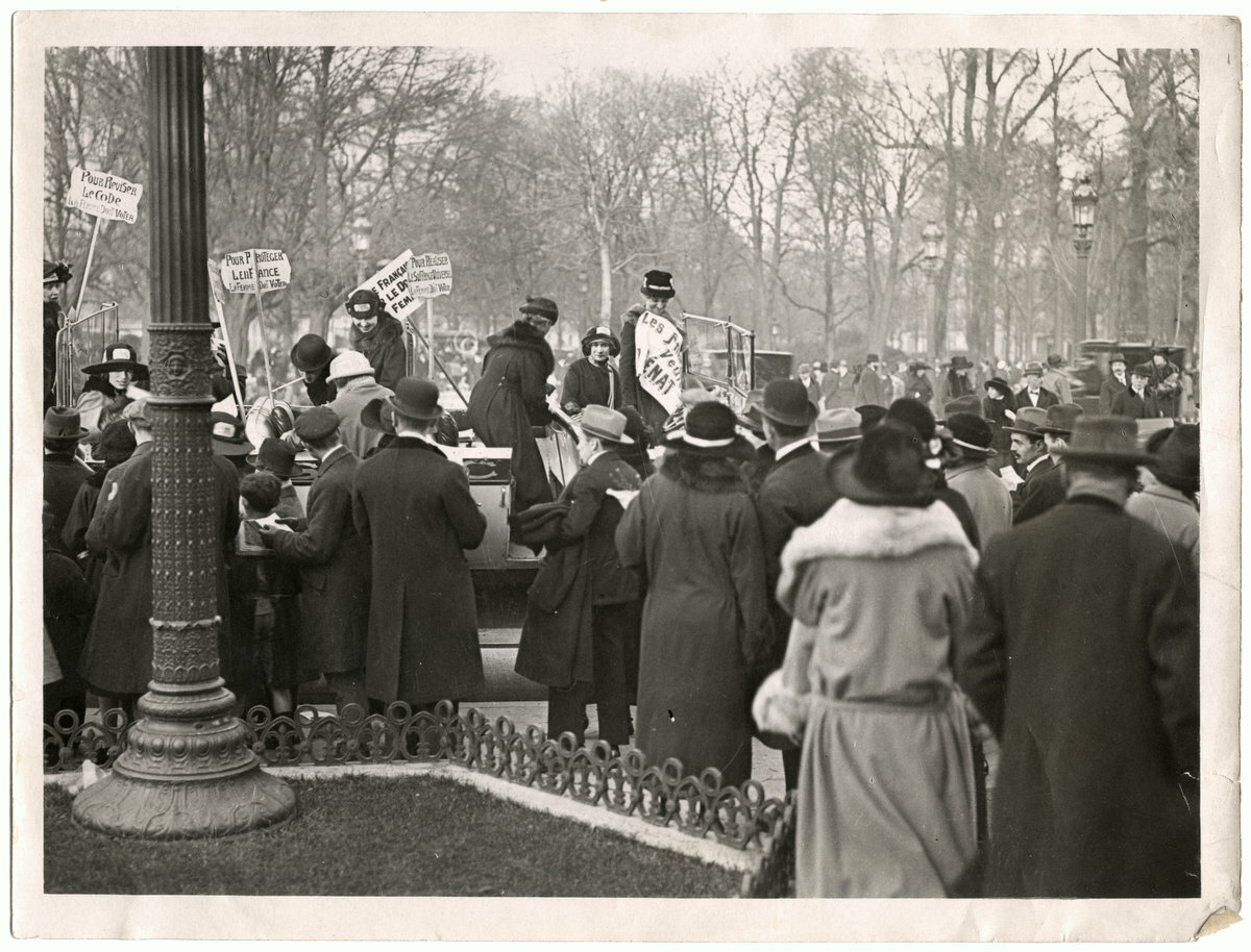 c.1920's PRESS PHOTO - SUFFRAGETTE DEMONSTRATIONS IN FRANCE CHAMPS ELYSEES