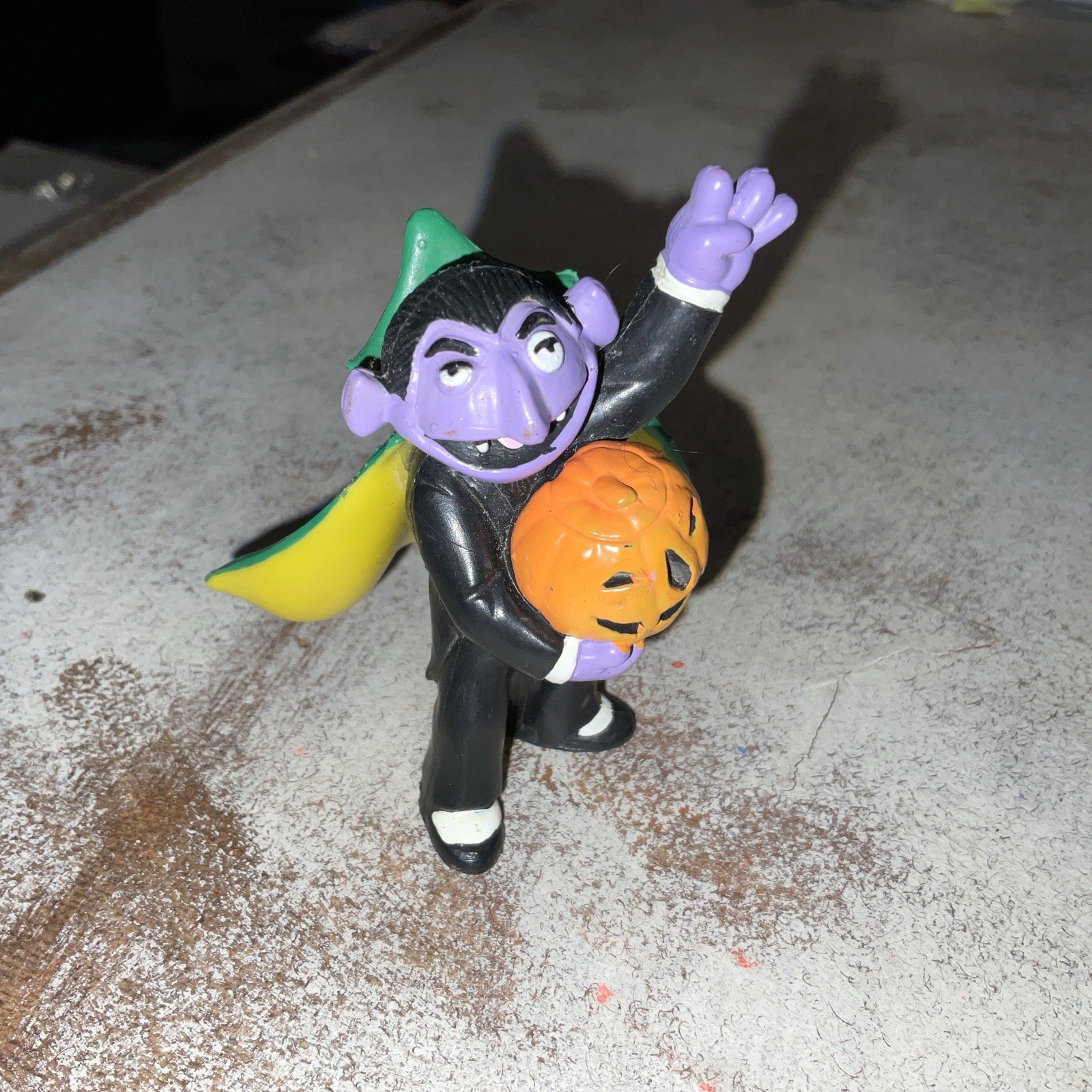 Vintage Halloween 90\'s Sesame Street The Count Holding JOL Applause PVC Figure