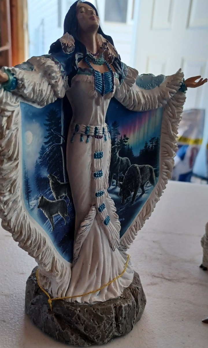 Lightd MEGER Native American Wolves Figurine Painted Resin White Blue Collectibl