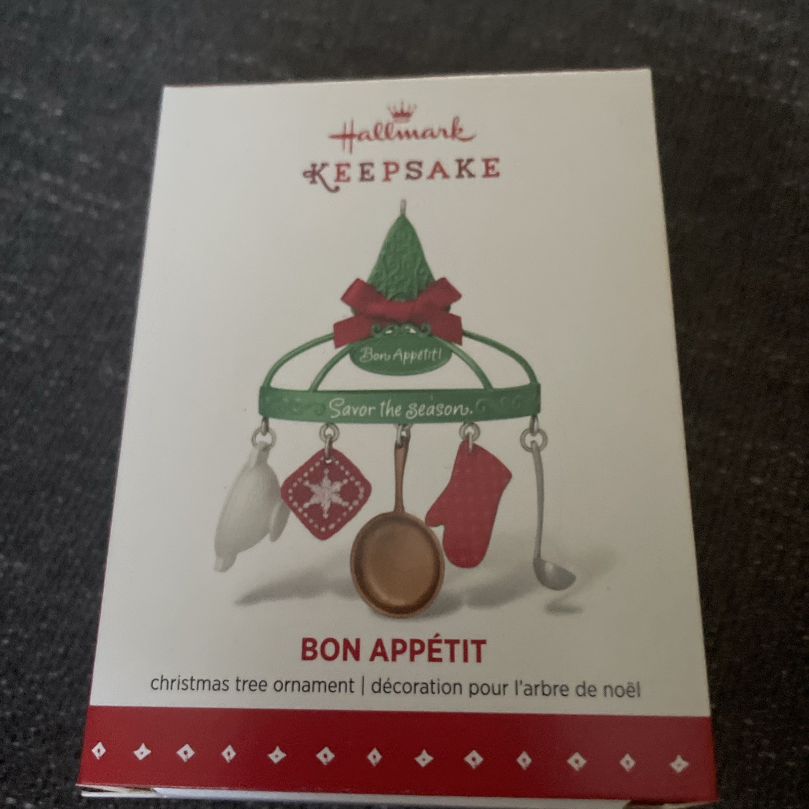Hallmark Keepsake ORNAMENT 2015 Bon Appetit Hanging Kitchen Rack-Mitten-Pan (M)