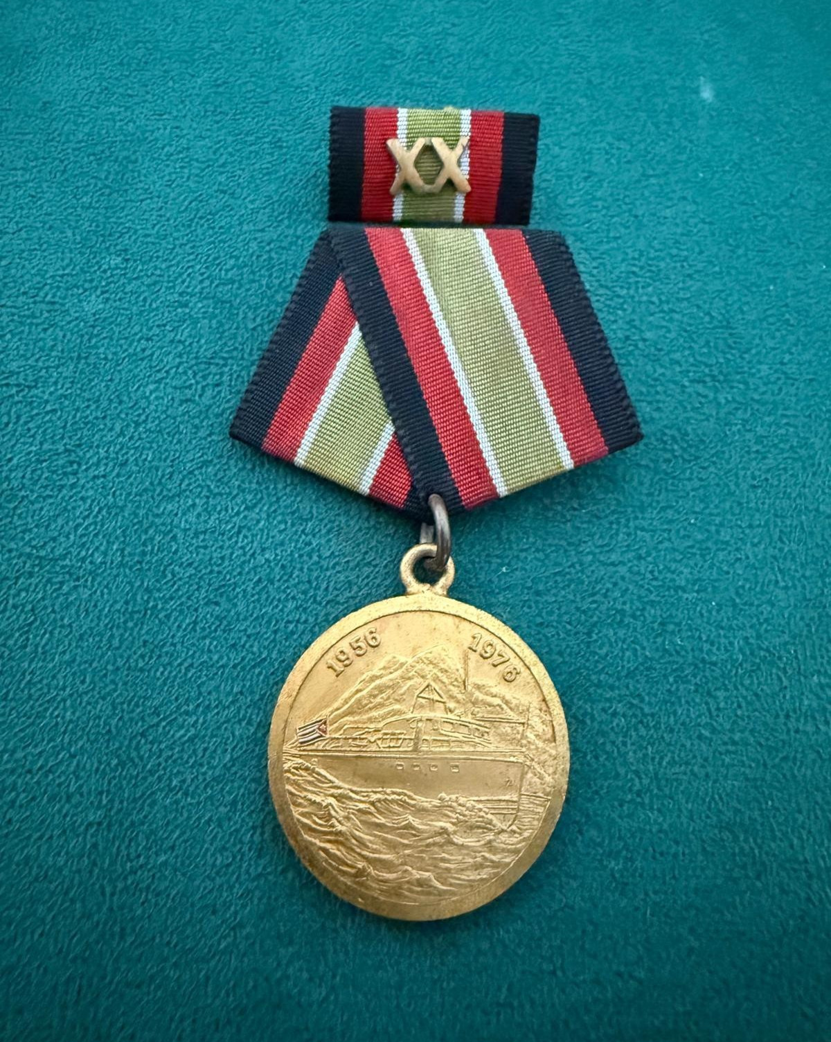 RARE VINTAGE CUBAN MEDAL 20 ANNIVERSARY DESEMBARCO DEL GRANMA REPUBLIC AWARD
