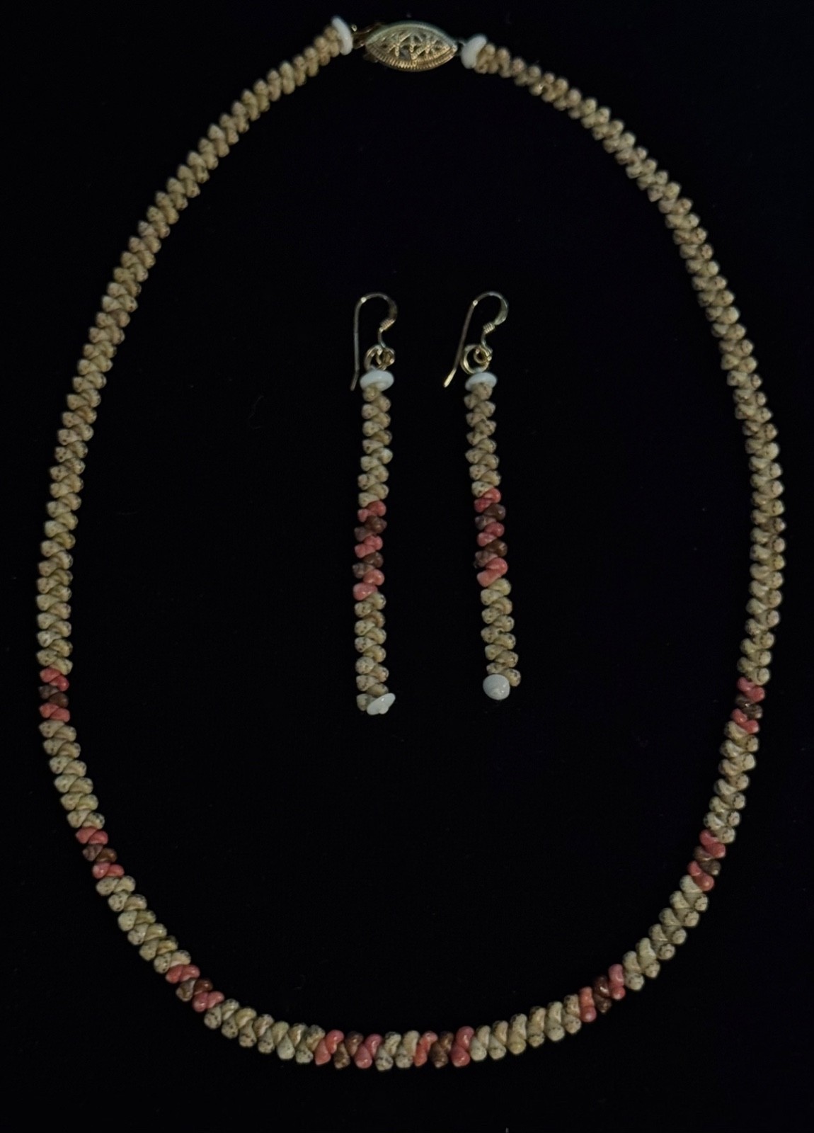 HAWAIIAN 100% NIIHAU 19 INCH KAHELELANI SINGLE LEI W/MATCHING EARRINGS HAWAIIAN 100% NIIHAU 19 INCH KAHELELANI SINGLE LEI W/MATCHING EARRINGS