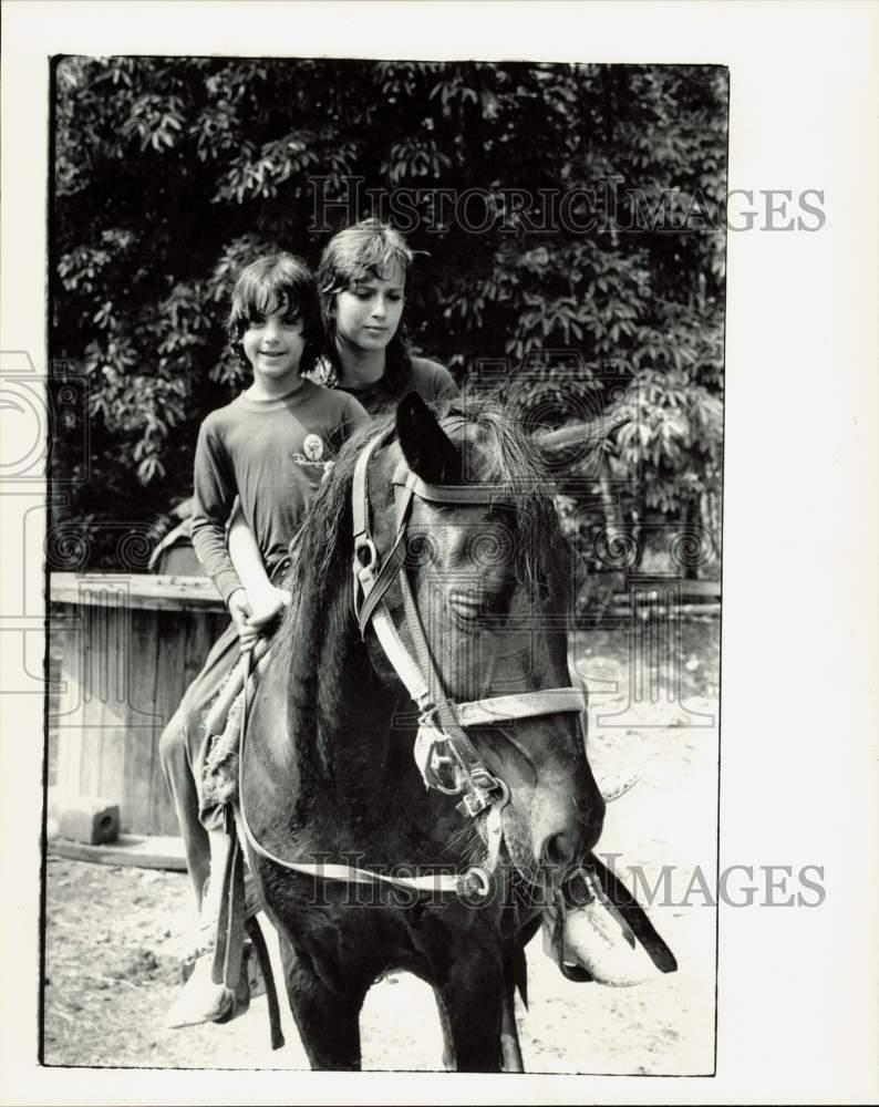 1986 Press Photo Kristin Skoor & Susan Ourada ride double at Seven Devils Stable
