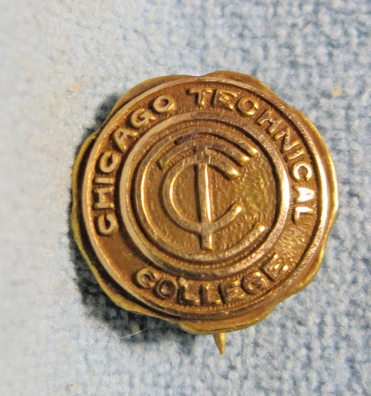 Vintage CHICAGO TECHNICAL COLLEGE Lapel Collar PIN Badge