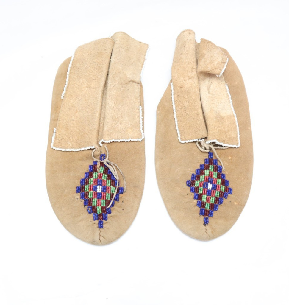 Antique CREE INDIAN FLORAL BEADED MOCCASINS NATIVE AMERICAN 9.25