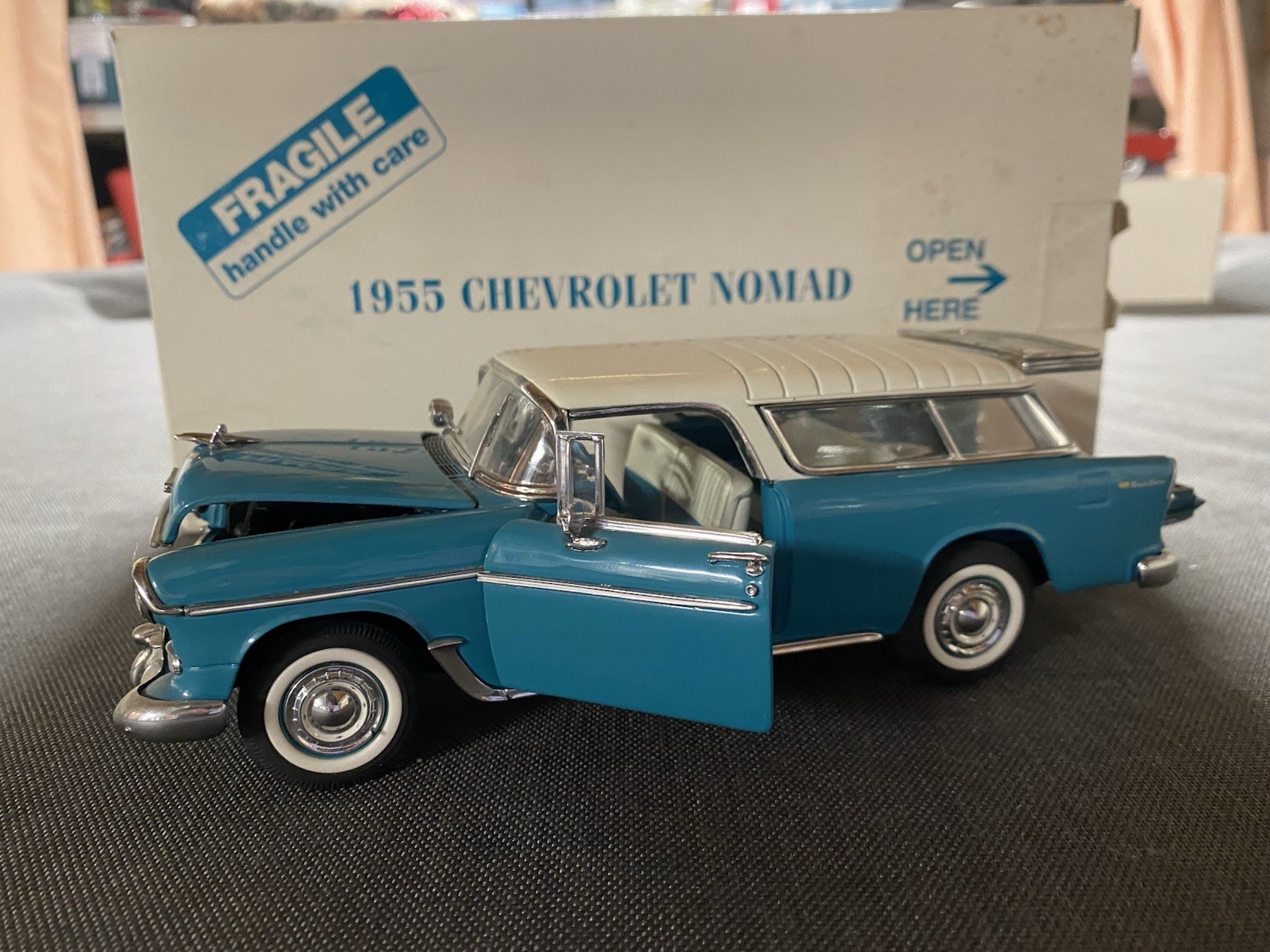Danbury Mint 1:24 1955 Chevrolet Nomad Diecast Model Car Replica