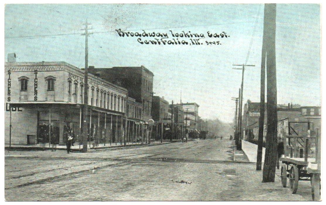 CENTRALIA IL/ILLINOIS Postcard BROADWAY LOOKING EAST Trolley Tracks 1910's