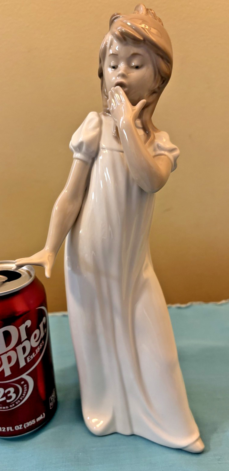 Vintage LLADRO Nao Young Girl Yawning 11.5