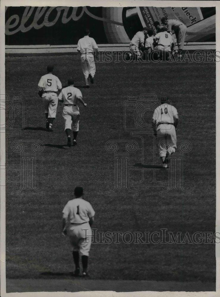 1940 Press Photo Max West of Boston Bees Teammates Rush to Aid - nea07188
