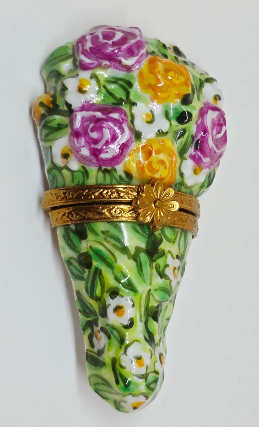 LIMOGES FRANCE BOX - ARTORIA - BOUQUET OF FLOWERS - ROSES - DAISY - LE #17