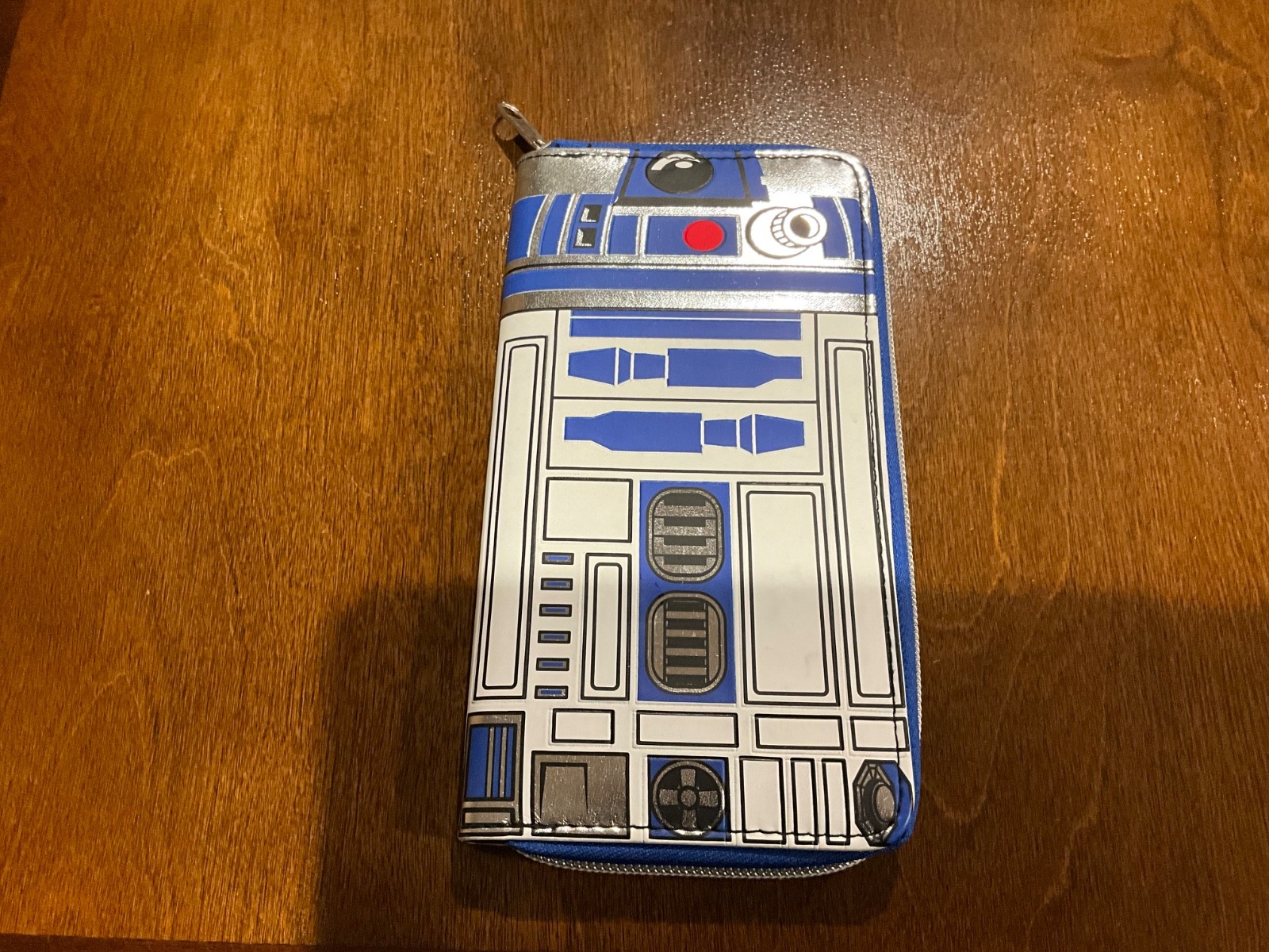 NWOT Star Wars R2D2 full zippered wallet