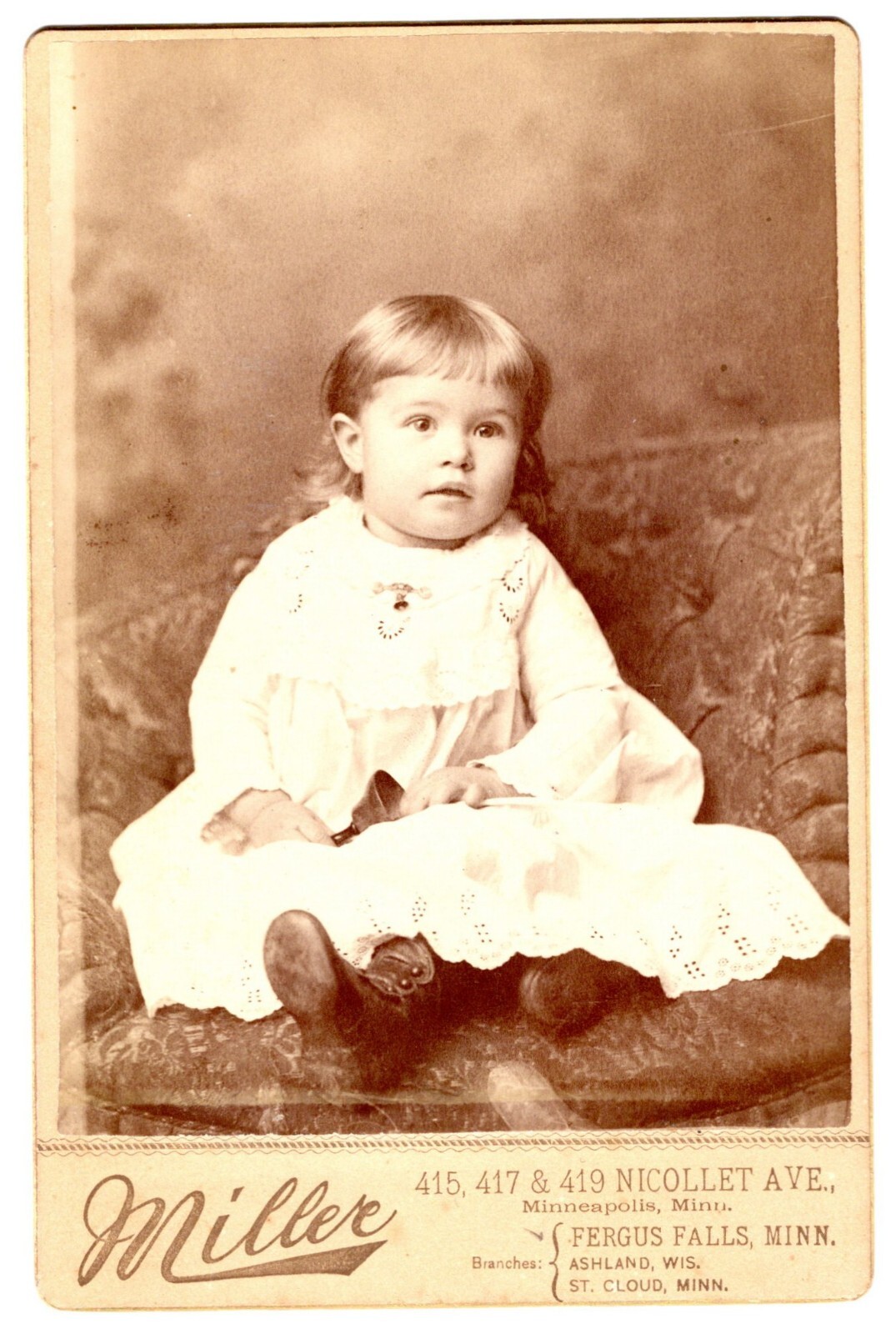 ADORABLE LITTLE GIRL : MINNEAPOLIS, MINNESOTA : CABINET CARD PHOTOGRAPH ADORABLE LITTLE GIRL : MINNEAPOLIS, MINNESOTA : CABINET CARD PHOTOGRAPH