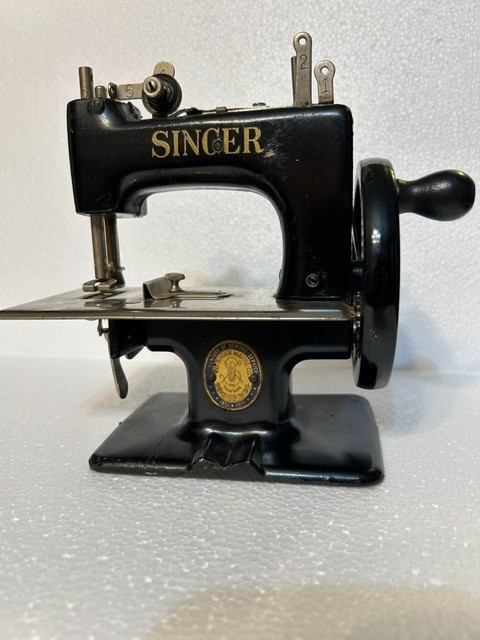 CENTENNIAL EDITION SINGER SEWING MACHINE Mini Hand Crank Antique 20 Sewhandy 100