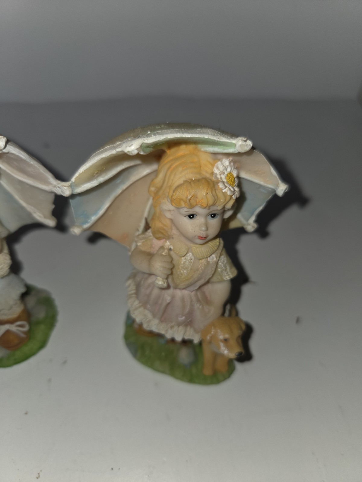 Pair Of Vintage Resin Figurines Children With Umbrellas Sg3