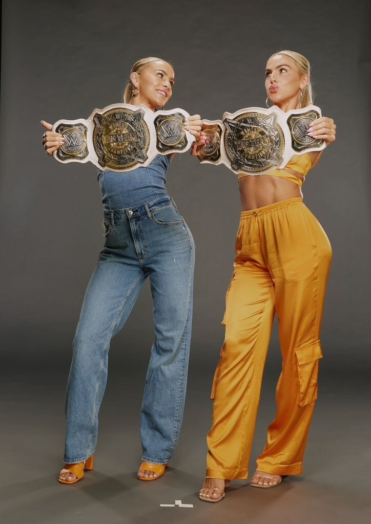 BEAUIFUL TWINS HALEY CAVINDER & HANNA CAVINDER 8X10 Photo BEAUIFUL TWINS HALEY CAVINDER & HANNA CAVINDER 8X10 Photo
