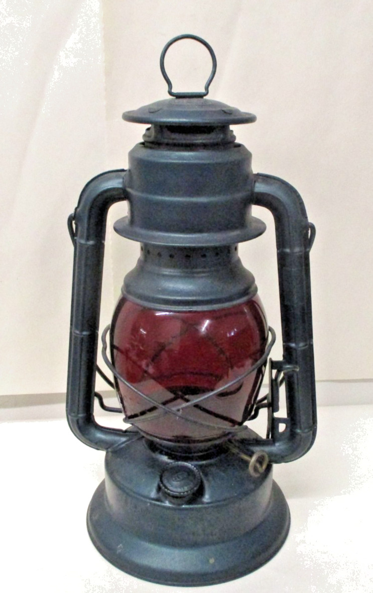 VINTAGE DIETZ GREEN LITTLE WIZARD WITH RED LITTLE WIZARD LOC-NOB GLOBE