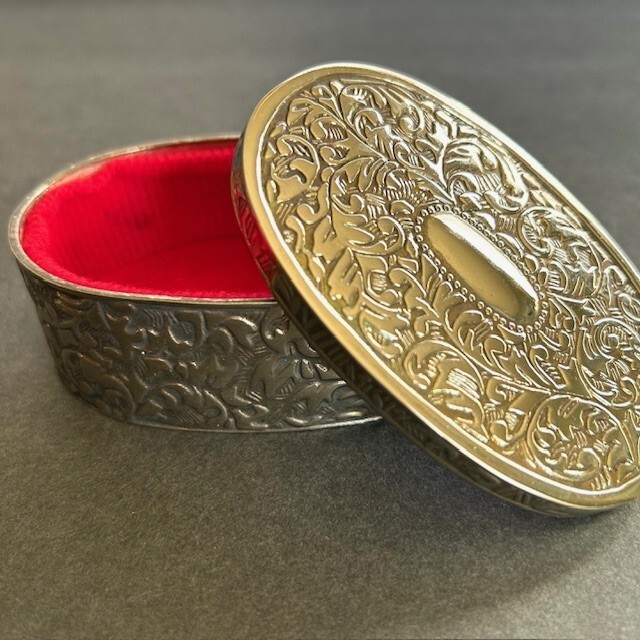 VTG DAVCO Trinket Oval Box Silver Plate Embossed Red Fabric Lining 3.5