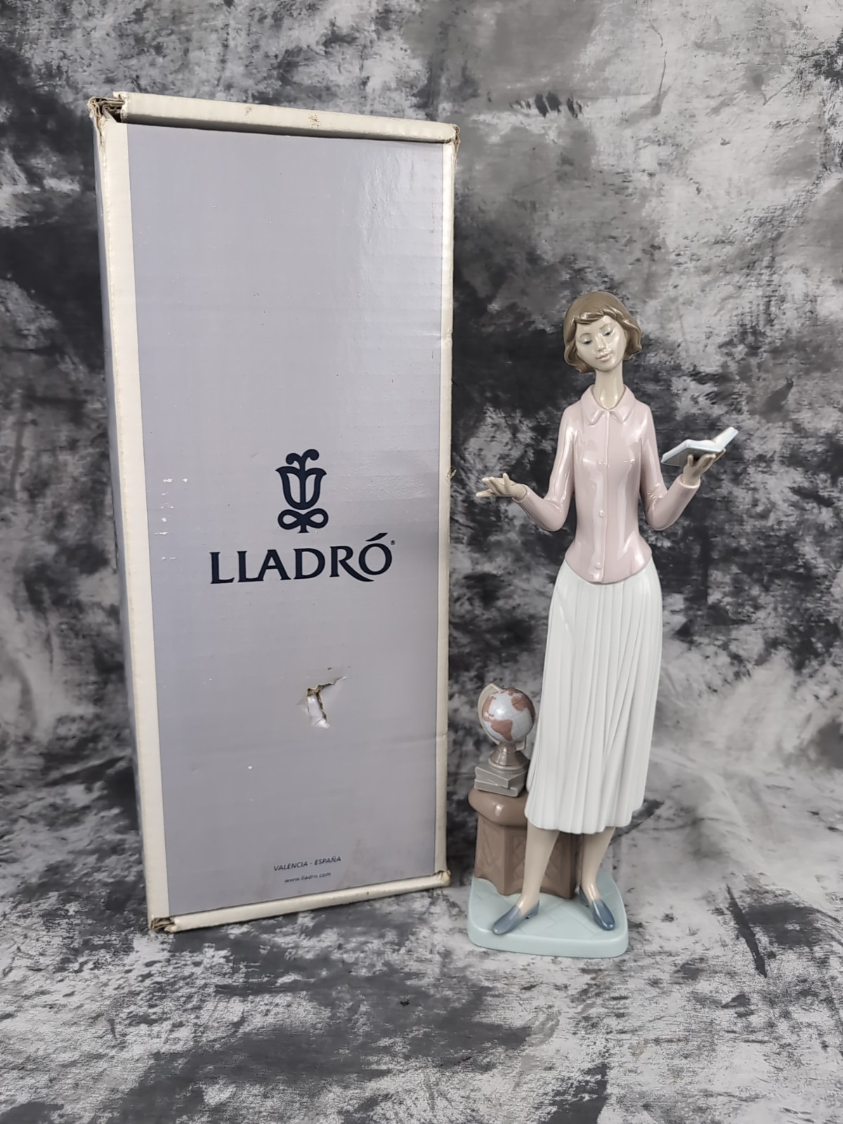 Lladro Teacher Today’s Lesson 6659 With Original Box 1999 13.5