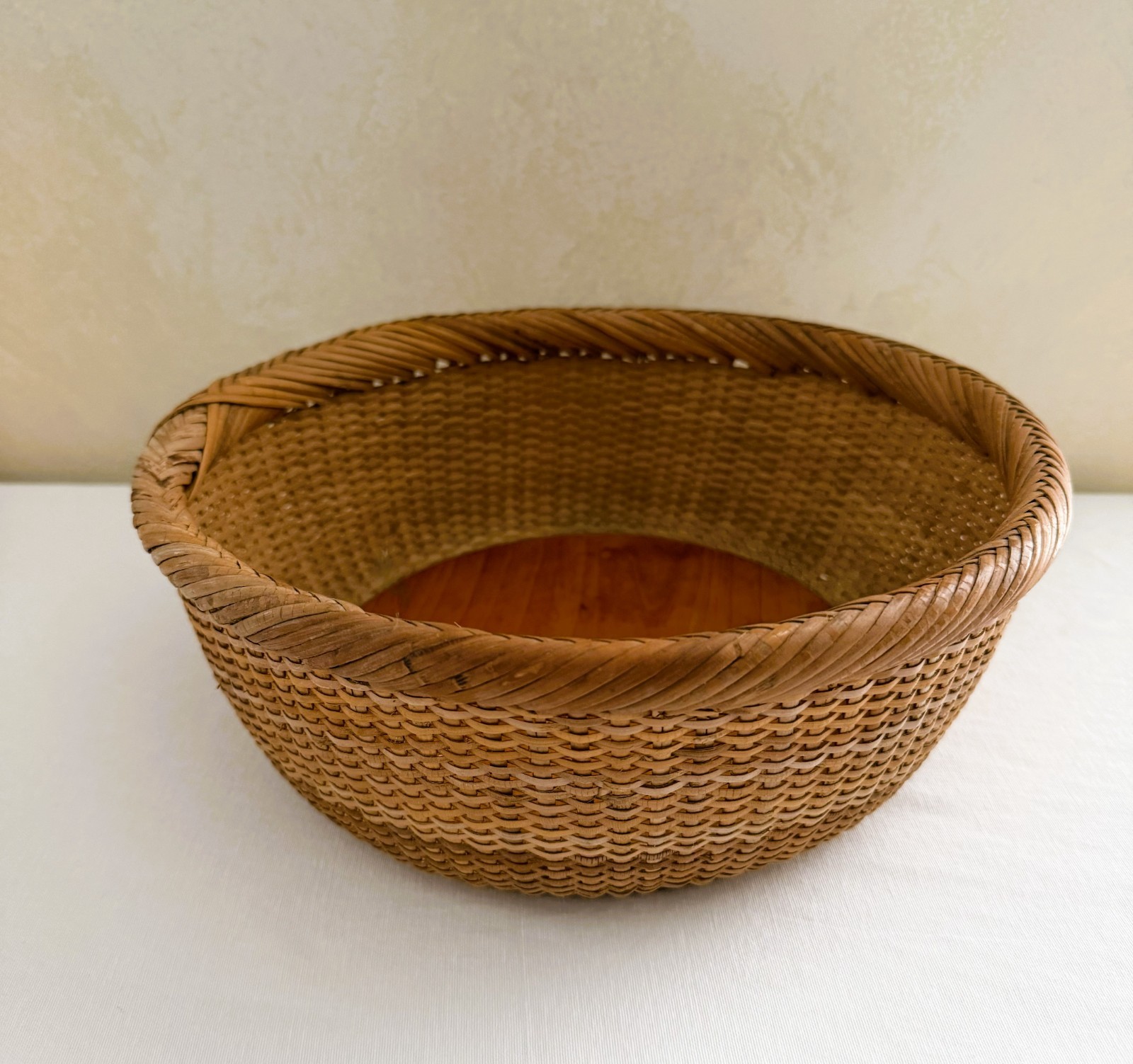Vintage 1990\'s Round Nantucket Lightship Style Basket Braided Rim Wooden Base 