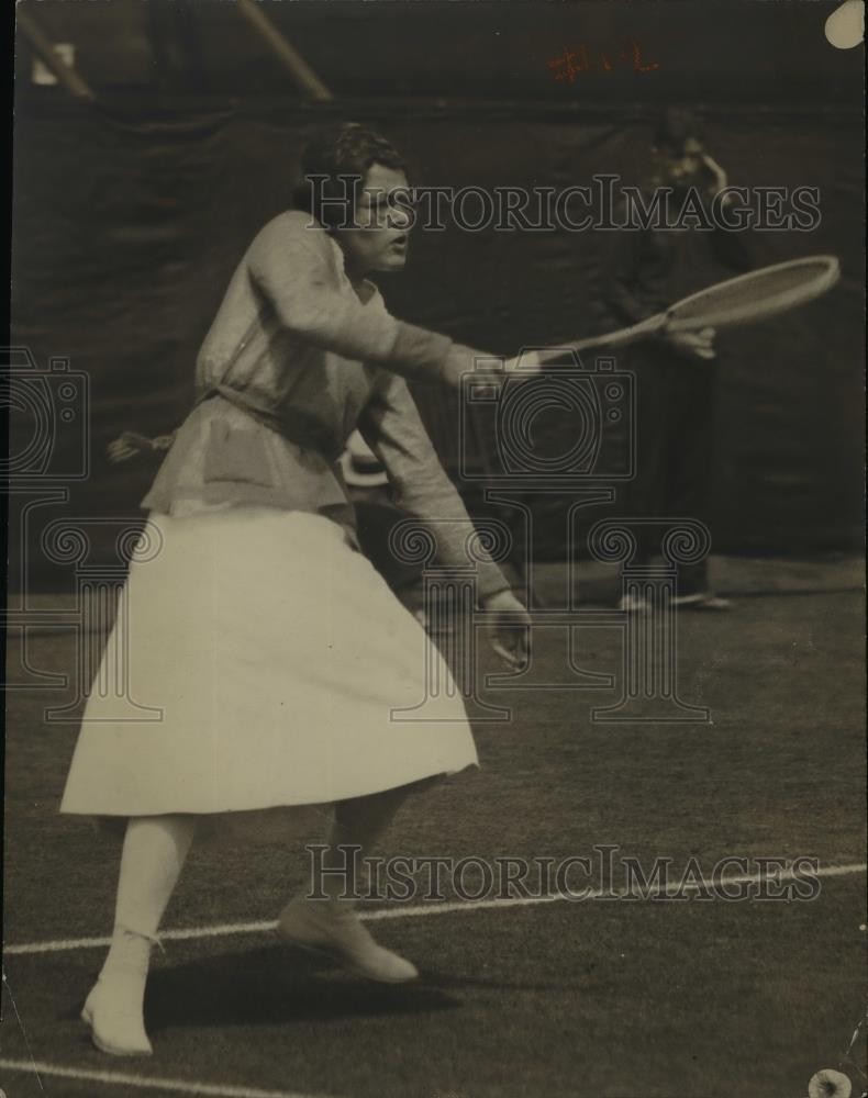 1921 Press Photo Edith Sigourney in action on tennis courts - net17241 1921 Press Photo Edith Sigourney in action on tennis courts - net17241