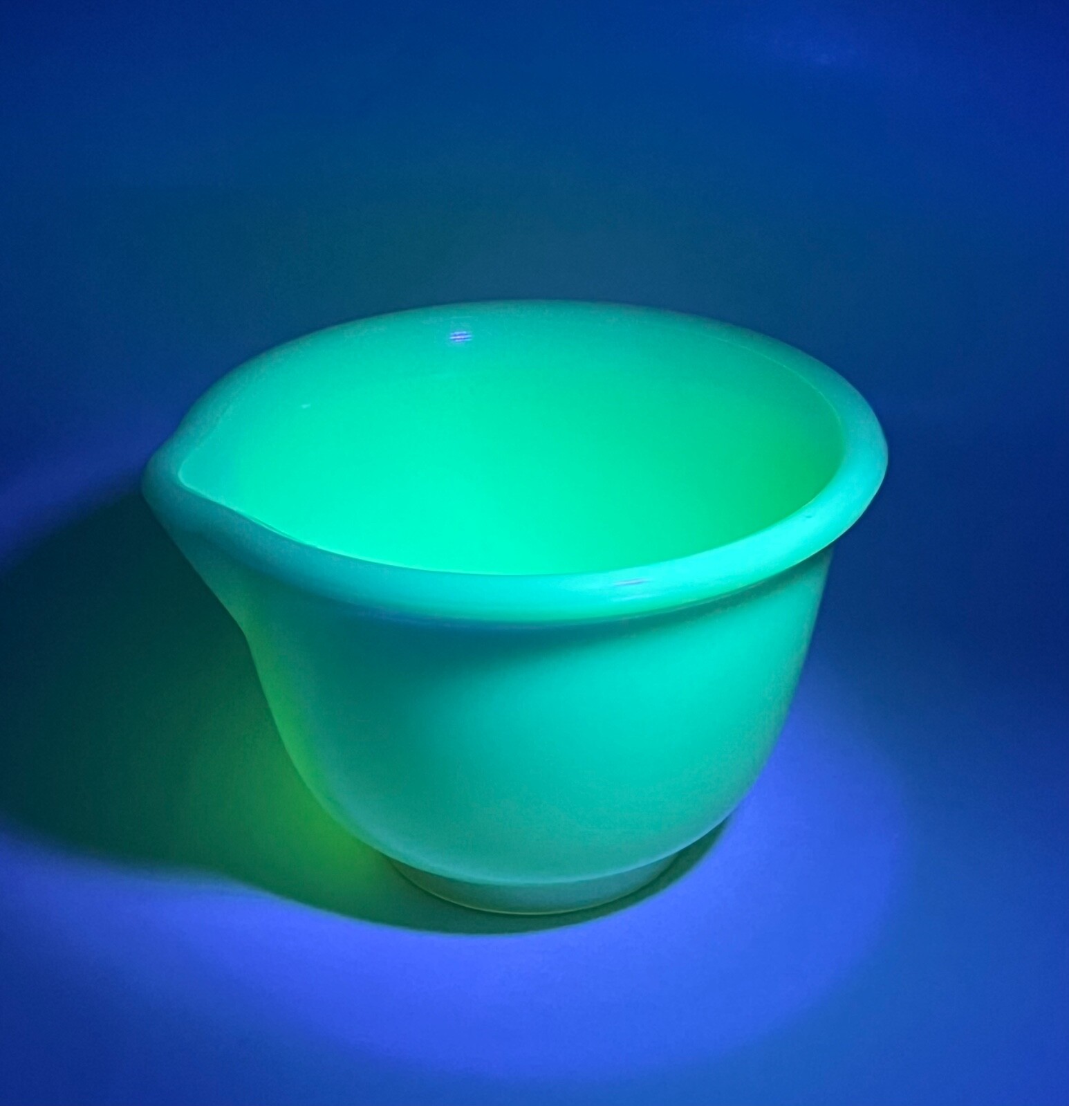 Hamilton Beach Uranium Custard Glass Mixing Bowl 7\ Hamilton Beach Uranium Custard Glass Mixing Bowl 7\