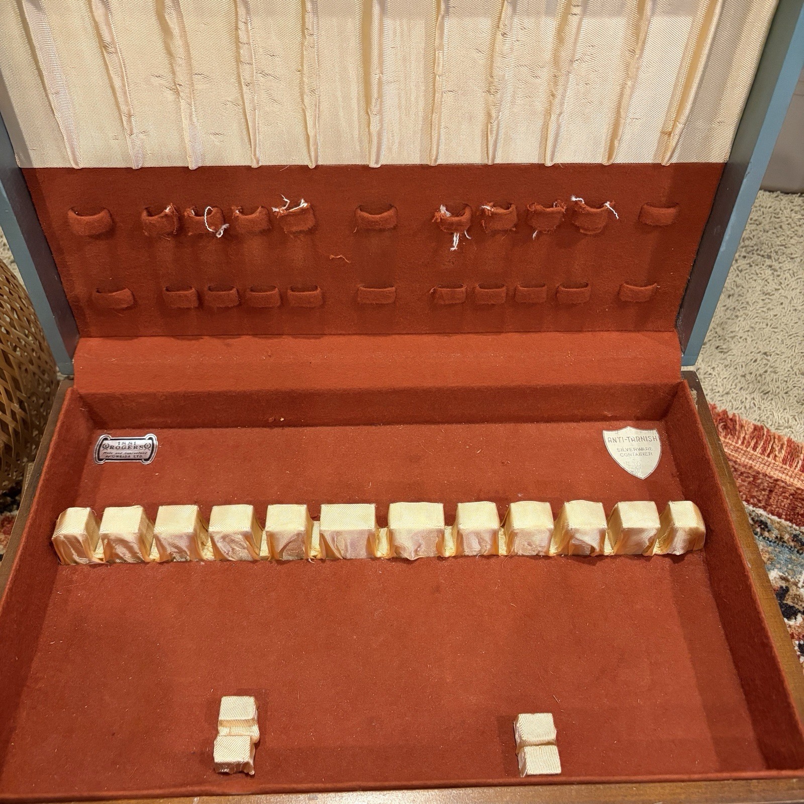 Vintage 1881 Rogers Oneida Silversmiths Wood Silverware Chest - Anti Tarnish