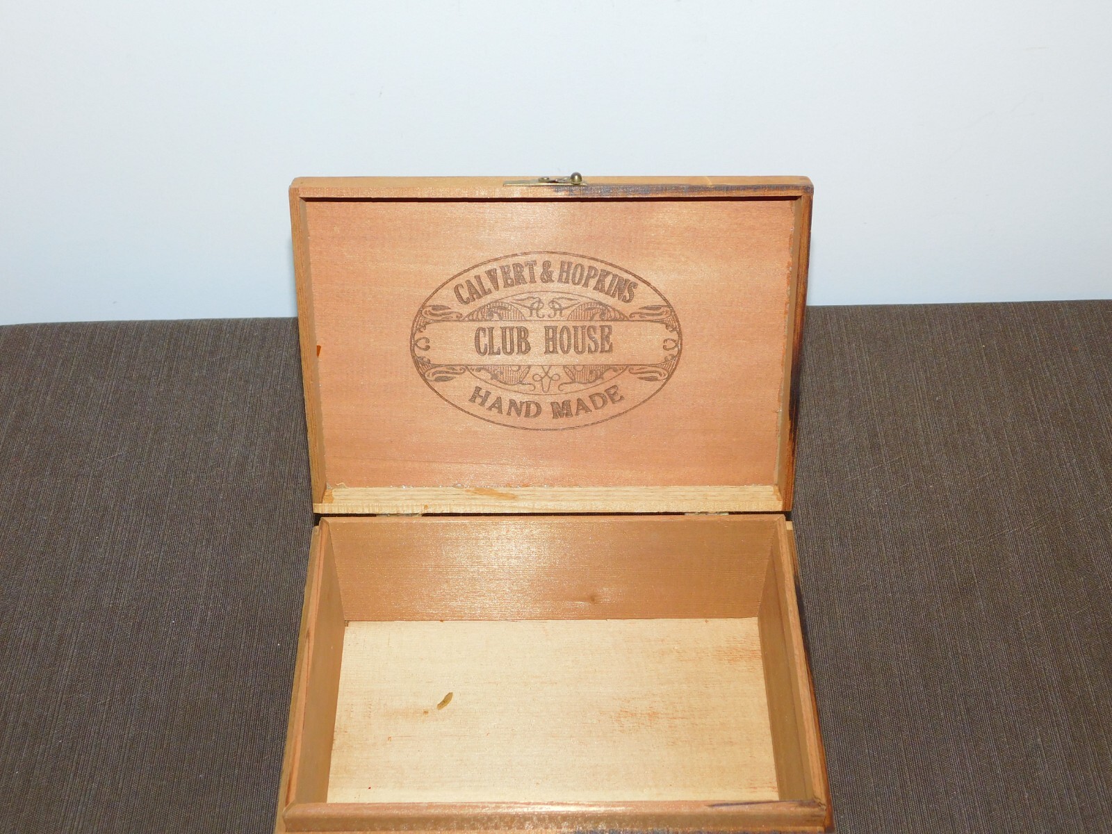 VINTAGE TOBACCO CALVERT & HOPKINS CLUB HOUSE WOOD CIGAR BOX *EMPTY*