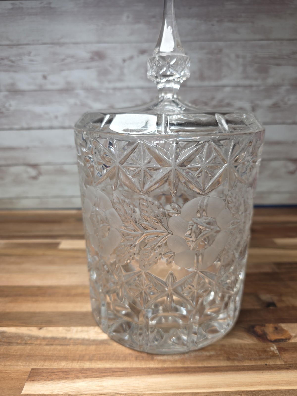 This Is A Vintage Lead Crystal Biscuit Jar with Lid In Excellent Condition This Is A Vintage Lead Crystal Biscuit Jar with Lid In Excellent Condition
