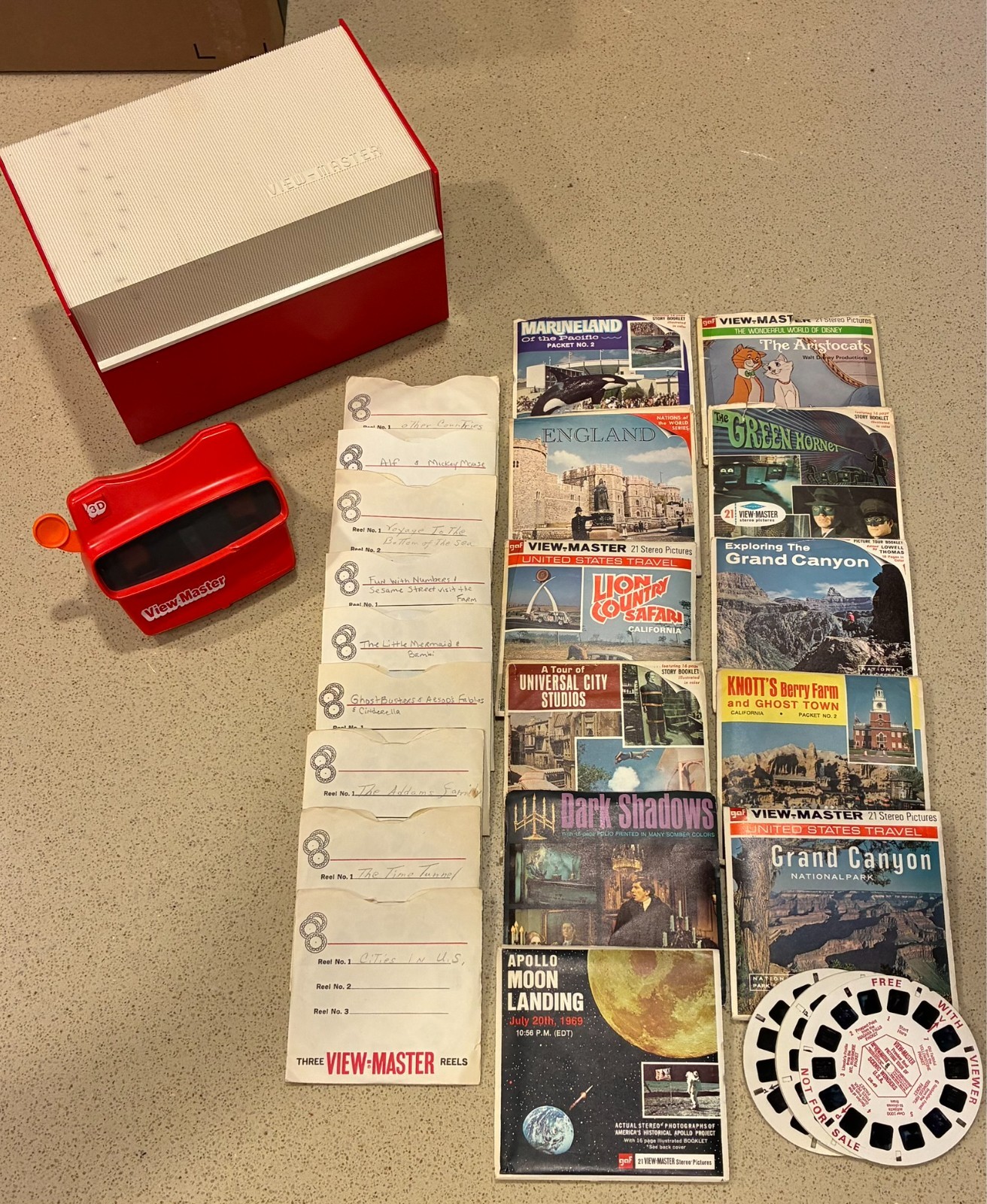 Vintage VIEW-MASTER - Viewer, Case & Lot of 78 Reels from the 1960s-1980s Vintage VIEW-MASTER - Viewer, Case & Lot of 78 Reels from the 1960s-1980s